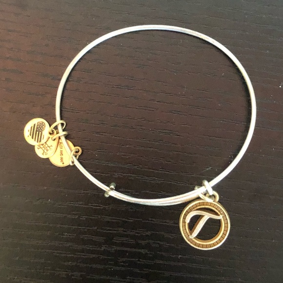 🟢 T/J gold charm bracelet - Picture 2 of 2
